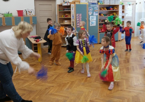 4-5 latki tańczą układ z pomponami